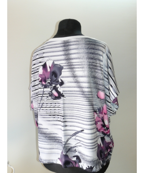 Bluzka w stylu oversize z różowym kwiatem - biodra 128cm